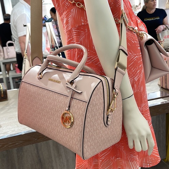 Michael Kors med Duffel Travel - Leather/Coated
Light Powder Blush
MD DUFFLE
NWT - Picture 9 of 16